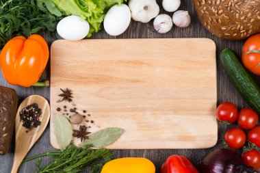 Mutfak masasındaki sebze ve baharatlar.