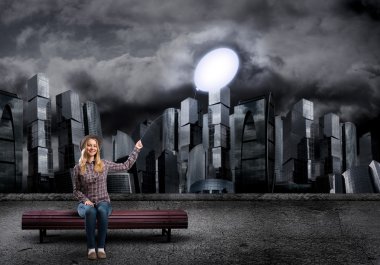 Genç bir kadın tutarak balon