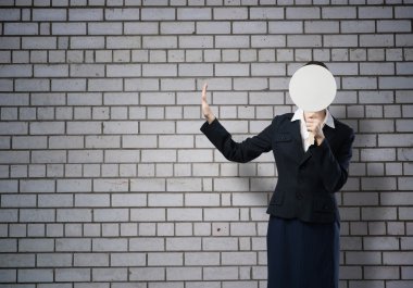 Tanınmayan işkadını yüzünü gizleme