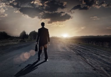 başarıya giden yol üzerinde işadamı