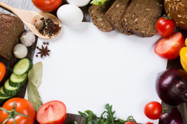 Mutfak masasındaki sebze ve baharatlar.