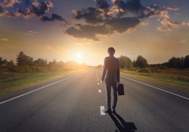 başarıya giden yol üzerinde işadamı