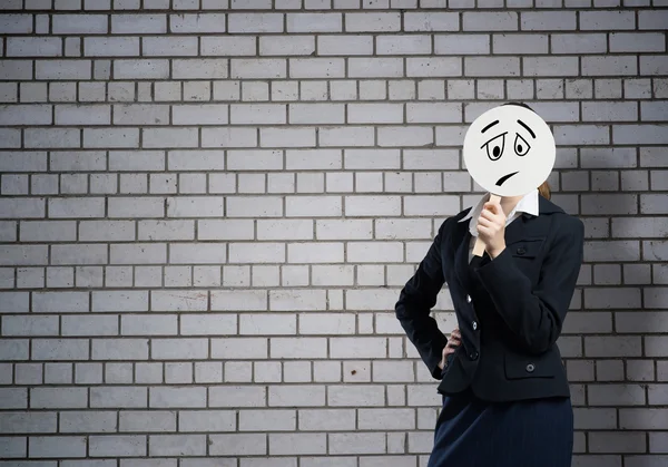 Mulher de negócios irreconhecível escondendo seu rosto — Fotografia de Stock
