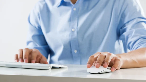 Jonge man op het werk — Stockfoto