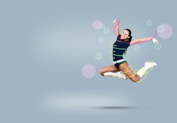 Cheerleader tjej hoppar högt — Stockfoto