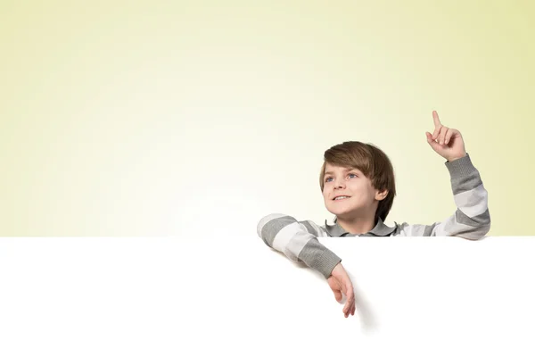 Niño con tablero de publicidad en blanco — Foto de Stock