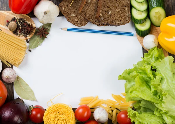 Grönsaker och kryddor på köksbordet — Stockfoto