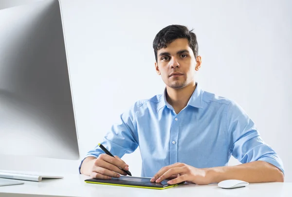 Grafiker bei der Arbeit — Stockfoto