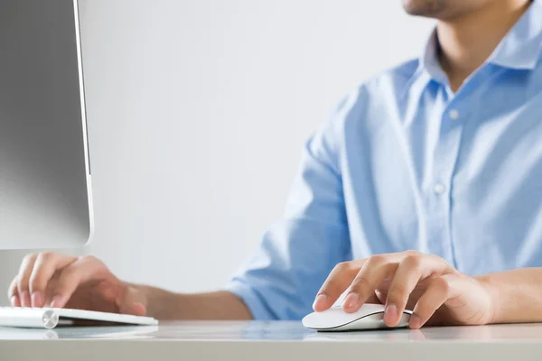 Jonge man op het werk — Stockfoto