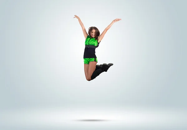 Девушка из группы поддержки прыгает высоко — стоковое фото