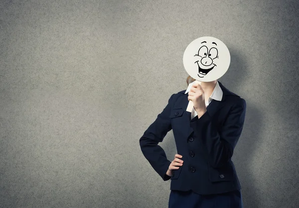 Mujer de negocios escondiendo la cara detrás de la máscara — Foto de Stock