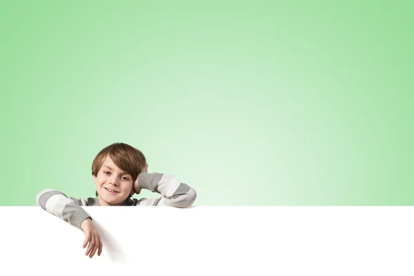 Niño con tablero de publicidad en blanco — Foto de Stock