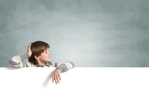 Chlapec s prázdné reklamní tabule — Stock fotografie