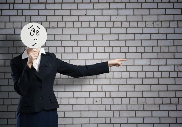 Mujer de negocios irreconocible escondiendo su cara — Foto de Stock