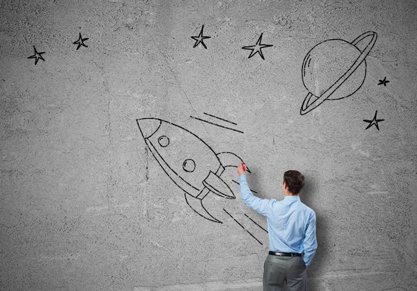 Бизнесмен рисует ракету — стоковое фото