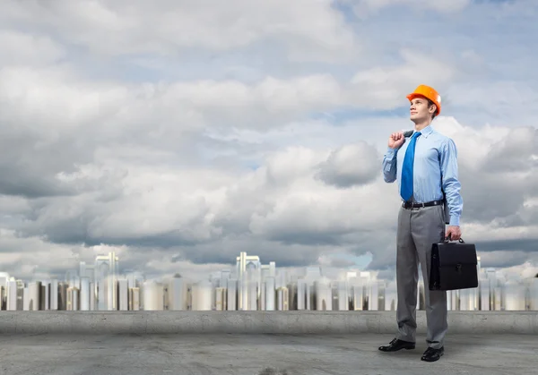 Hombre arquitecto en hardhat — Foto de Stock