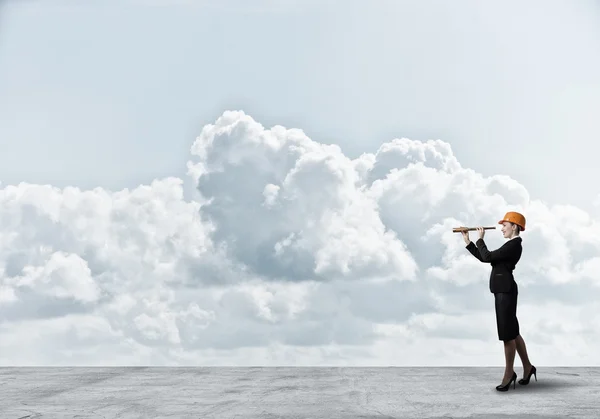 Donna ingegnere guardando in vetro spia — Foto Stock