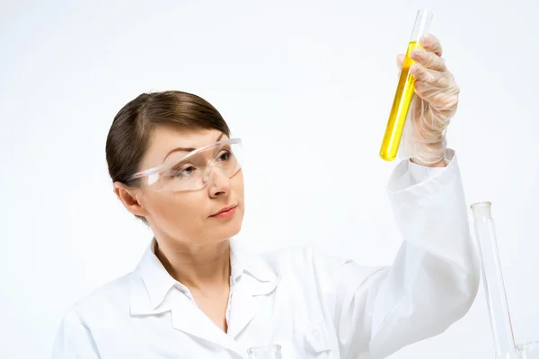 Cientista feminina atraente fazendo testes — Fotografia de Stock