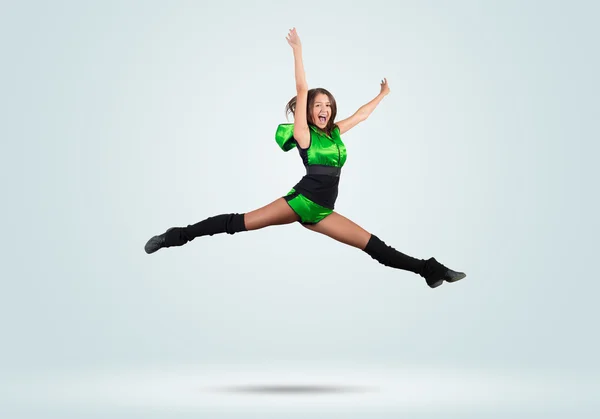 Giovane bella ragazza cheerleader sportiva — Foto Stock