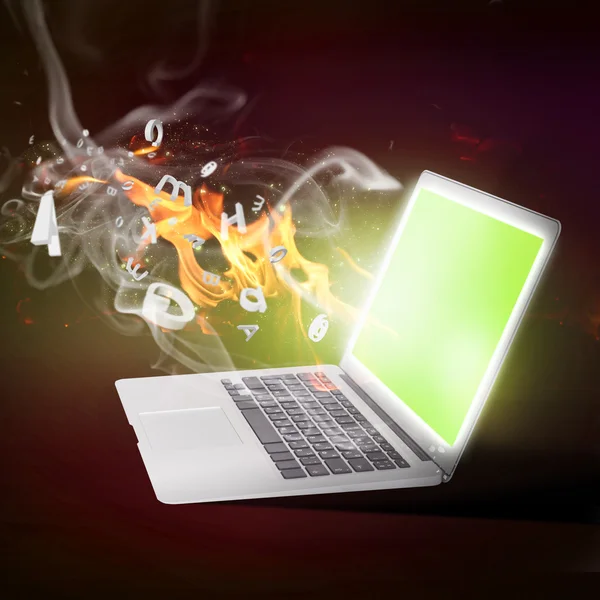 Laptop branden in vlammen — Stockfoto