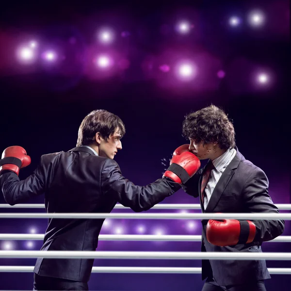 Två affärsmän med boxhandskar — Stockfoto