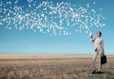sprey kullanarak bavul ile genç iş kadını