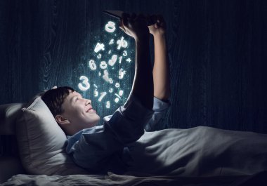 genç çocuk Tablet PC'yi kullanma