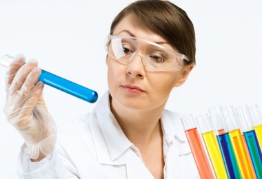 çekici kadın bilim adamı testler yapma