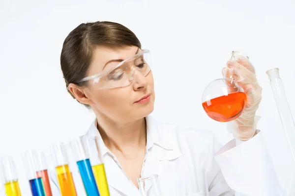 Aantrekkelijke vrouwelijke wetenschapper waardoor tests — Stockfoto