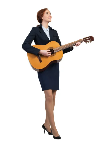 Femme d'affaires jouant de la guitare acoustique — Photo