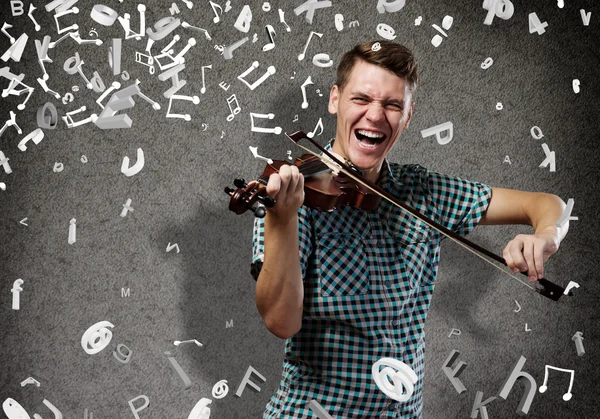 Junger hübscher Kerl mit Geige — Stockfoto