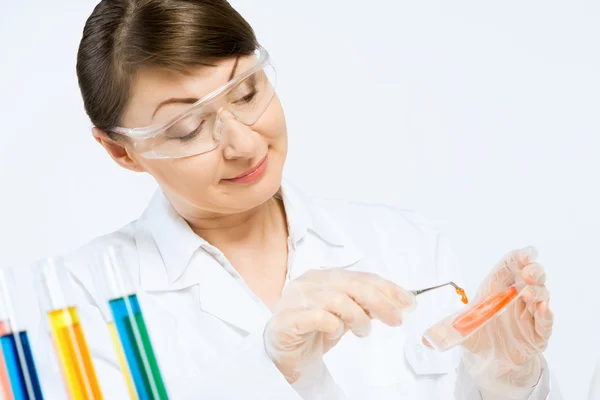 Cientista feminina atraente fazendo testes — Fotografia de Stock