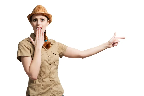 Förvånad tonåring flicka i skjorta och hatt — Stockfoto