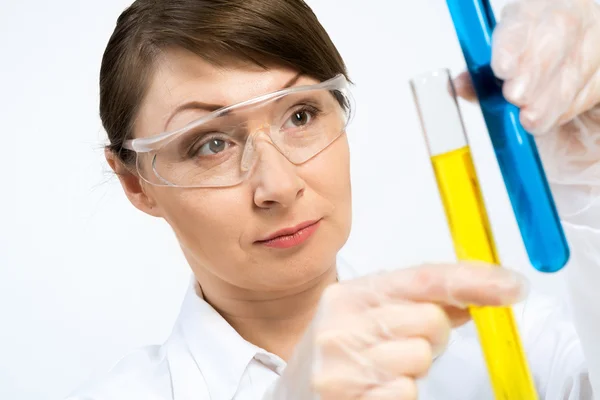 Attraente scienziata femminile che fa test — Foto Stock