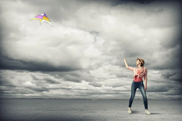 Mädchen mit fliegendem Drachen — Stockfoto
