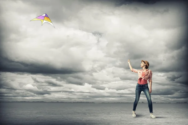 Chica con vuelo cometa — Foto de Stock