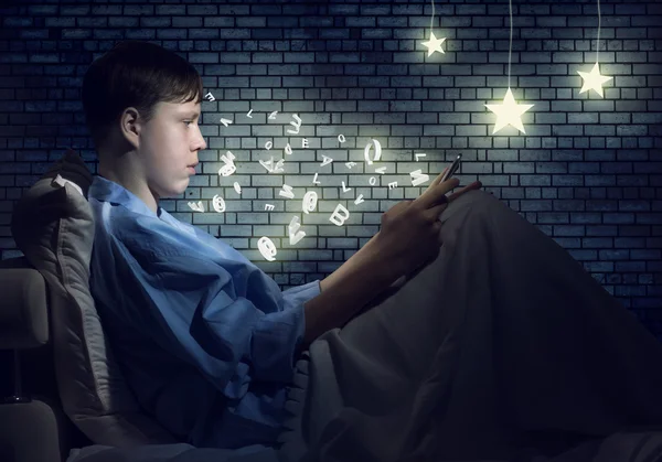 Tonåring pojke med hjälp av TabletPC — Stockfoto