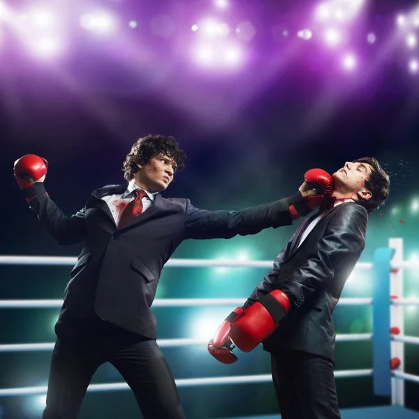 Zwei Geschäftsleute mit Boxhandschuhen — Stockfoto