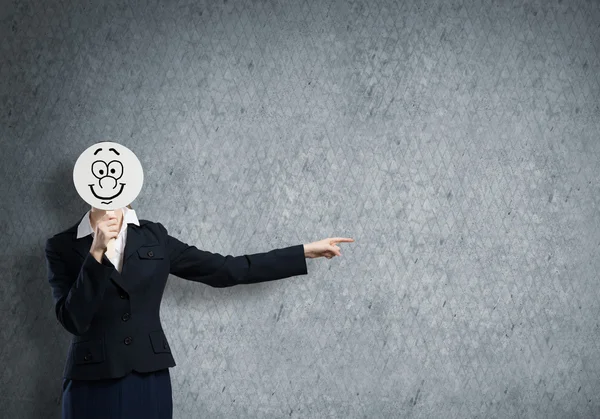 Mujer de negocios escondiendo su cara detrás de la máscara — Foto de Stock