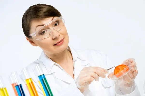 Cientista feminina atraente fazendo testes — Fotografia de Stock