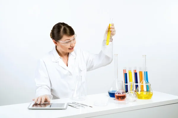 Çekici kadın bilim adamı testler yapma — Stok fotoğraf