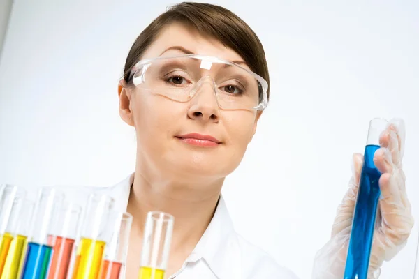 Cientista feminina atraente fazendo testes — Fotografia de Stock