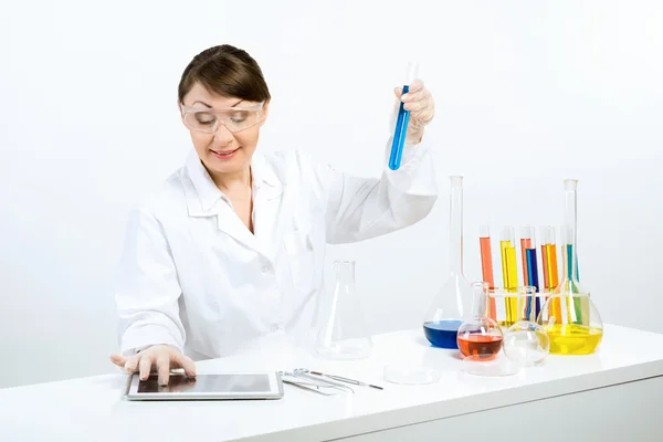 Aantrekkelijke vrouwelijke wetenschapper waardoor tests — Stockfoto