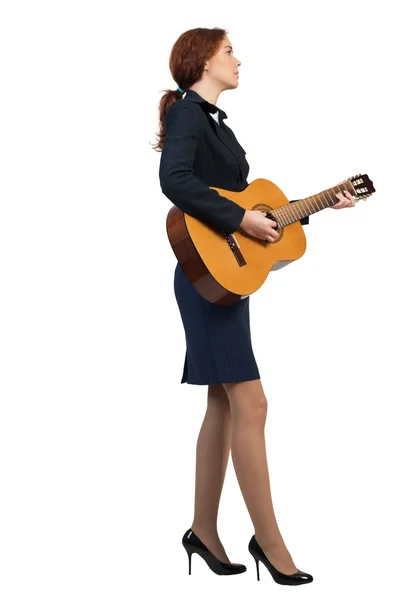 Affärskvinna spela akustisk gitarr — Stockfoto