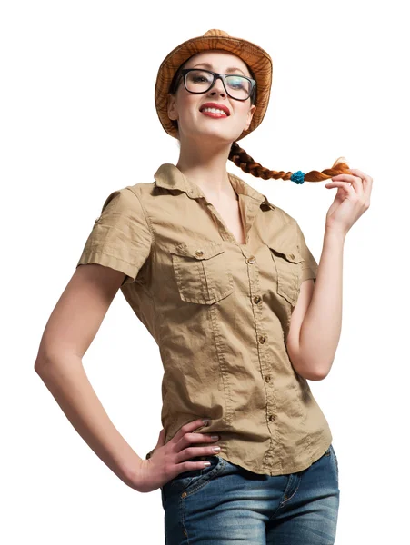 Красивая девушка-подросток в рубашке и шляпе — стоковое фото