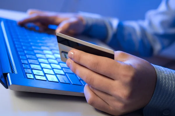 Man using credit card — Stock Photo, Image