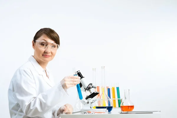 Cientista feminina atraente fazendo testes — Fotografia de Stock