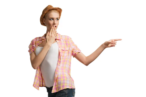 Sorprendido adolescente chica en camisa y sombrero — Foto de Stock