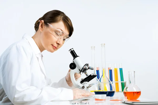 Mujer trabajando en laboratorio — Foto de Stock