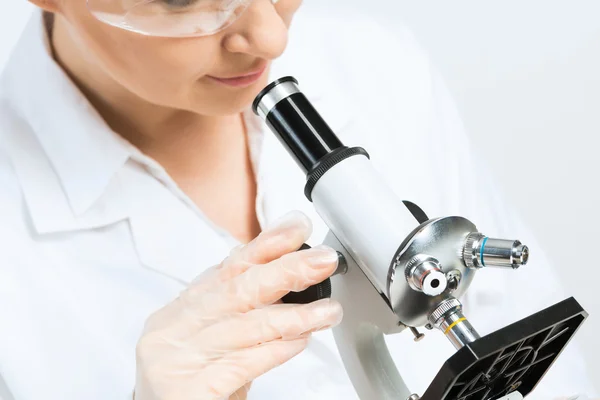 Mulher trabalhando em laboratório — Fotografia de Stock